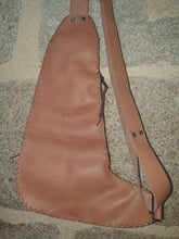 Charger l'image dans la galerie, Sac ventral artisanal en cuir, bicolore, marron clair et marron foncé