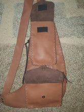 Charger l'image dans la galerie, Sac ventral artisanal en cuir, bicolore, marron clair et marron foncé