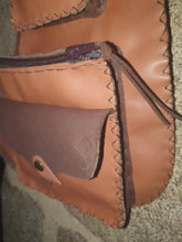 Charger l'image dans la galerie, Sac ventral artisanal en cuir, bicolore, marron clair et marron foncé