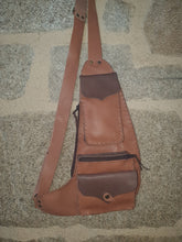 Charger l'image dans la galerie, Sac ventral artisanal en cuir, bicolore, marron clair et marron foncé