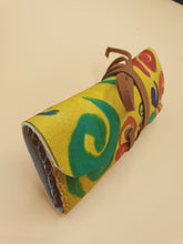 Charger l&#39;image dans la galerie, Blague a tabac artisanale en cuir jaune a spirales multicolores
