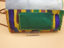 Charger l&#39;image dans la galerie, Blague a tabac artisanale en cuir colore a traits verticaux multicolores
