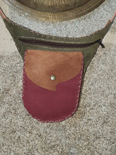 Charger l&#39;image dans la galerie, Sac ceinture artisanal arrondie en cuir vert, bordeau et marron clair retourne
