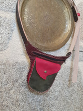 Charger l&#39;image dans la galerie, Sac ceinture artisanal arrondie en cuir bordeaux, rouge et vert
