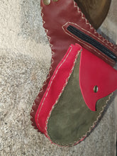 Charger l&#39;image dans la galerie, Sac ceinture artisanal arrondie en cuir bordeaux, rouge et vert
