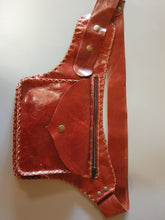 Charger l&#39;image dans la galerie, Sac ceinture ou ventral carre artisanal en cuir style vintage marron acajou
