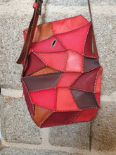 Charger l&#39;image dans la galerie, Sac artisanal patchwork de cuir rouge/orange
