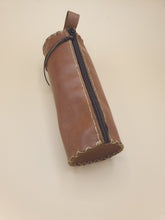 Charger l&#39;image dans la galerie, Trousse artisanale en cuir marron clair
