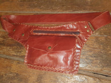 Charger l&#39;image dans la galerie, Sac ceinture artisanal en cuir vintage marron acajou

