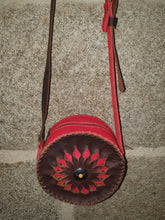 Charger l&#39;image dans la galerie, Sac artisanal rond à rosace en cuir marron et rouge
