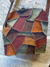 Charger l&#39;image dans la galerie, Sac artisanal patchwork en cuir retourné
