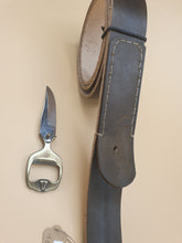 Charger l&#39;image dans la galerie, Ceinture artisanale en cuir marron epais avec couteau  dague laguiole  intégrée
