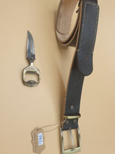Charger l&#39;image dans la galerie, Ceinture artisanale en cuir epais noir avec couteau dague Laguiole intégrée
