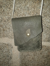 Charger l&#39;image dans la galerie, Petit sac vide poche artisanal cuir vert retourné
