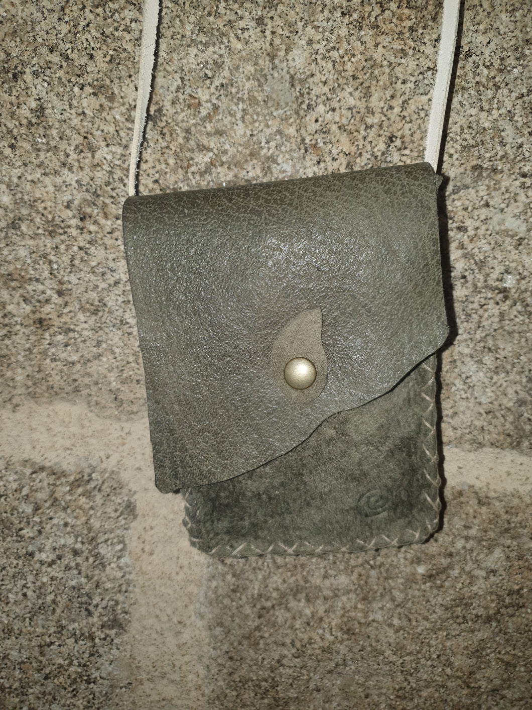 Petit sac vide poche artisanal cuir vert retourné