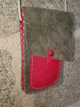 Charger l&#39;image dans la galerie, Petit sac artisanal en cuir vert retourné et rouge
