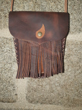 Charger l&#39;image dans la galerie, Petit sac artisanal arrondie en cuir marron et cuir marron clair retourné
