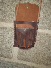 Charger l&#39;image dans la galerie, Petit sac artisanal arrondie en cuir marron et cuir marron clair retourné
