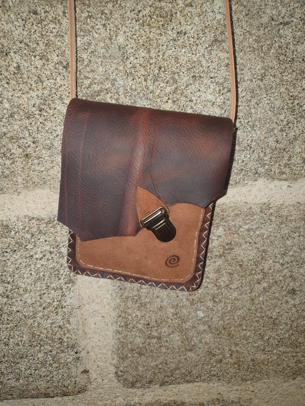 Petit sac artisanal rectangle en cuir marron et marron clair retourné, fermeture attache cartable