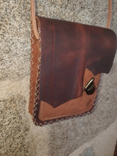 Charger l&#39;image dans la galerie, Petit sac artisanal rectangle en cuir marron et marron clair retourné, fermeture attache cartable
