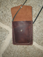 Charger l&#39;image dans la galerie, Petit sac artisanal rectangle en cuir marron pull-up
