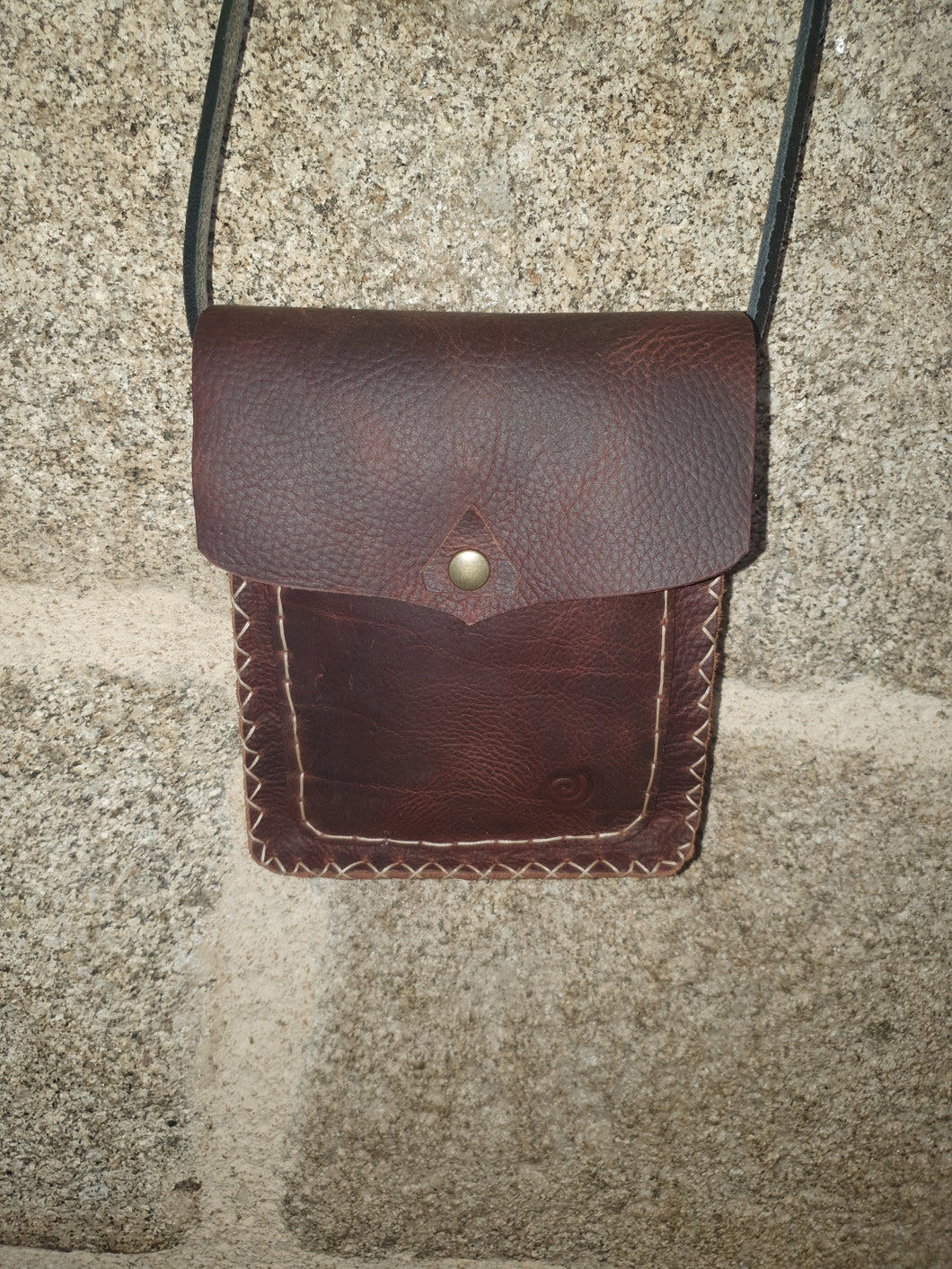 Petit sac artisanal rectangle en cuir marron pull-up