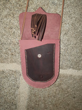 Charger l&#39;image dans la galerie, Petit sac artisanal arrondie en cuir rose et marron, à franges.
