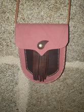 Charger l&#39;image dans la galerie, Petit sac artisanal arrondie en cuir rose et marron, à franges.
