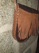 Charger l&#39;image dans la galerie, Petit sac artisanal arrondie en cuir marron et marron clair retourné, à franges
