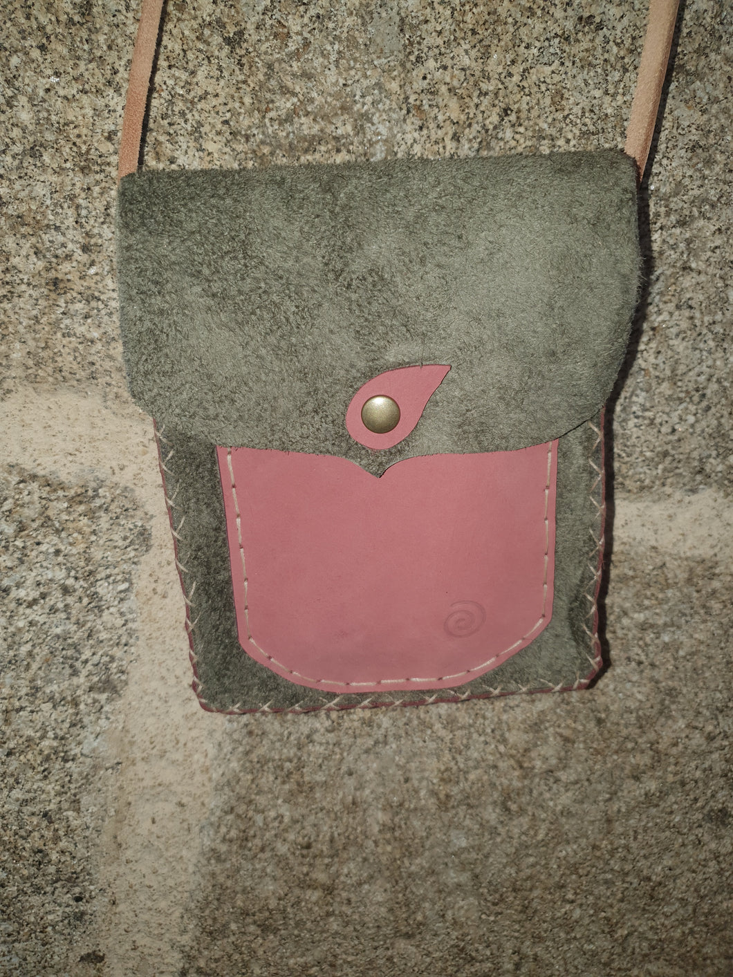 Petit sac artisanal rectangle en cuir vert retourné et cuir rose