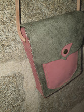 Charger l&#39;image dans la galerie, Petit sac artisanal rectangle en cuir vert retourné et cuir rose

