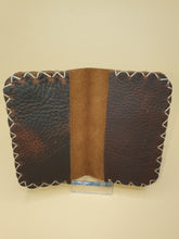 Charger l&#39;image dans la galerie, Porte carte artisanal double en cuir marron
