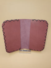 Charger l&#39;image dans la galerie, Porte carte artisanal double en cuir rose
