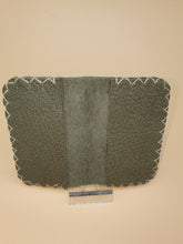 Charger l&#39;image dans la galerie, Porte carte artisanal double en cuir vert
