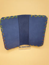 Charger l&#39;image dans la galerie, Porte carte artisanal double en cuir bleu velours

