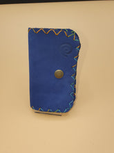 Charger l&#39;image dans la galerie, Porte monnaie/carte artisanal à trou en cuir bleu velours
