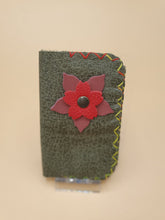 Charger l&#39;image dans la galerie, Porte carte double artisanal à fleur en cuir vert
