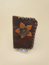 Charger l&#39;image dans la galerie, Porte carte artisanal double à fleur en cuir marron

