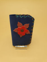Charger l&#39;image dans la galerie, Porte carte double artisanal en cuir bleu velours à fleur
