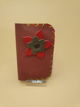Charger l&#39;image dans la galerie, Porte carte artisanal double en cuir vieux rose avec une fleur
