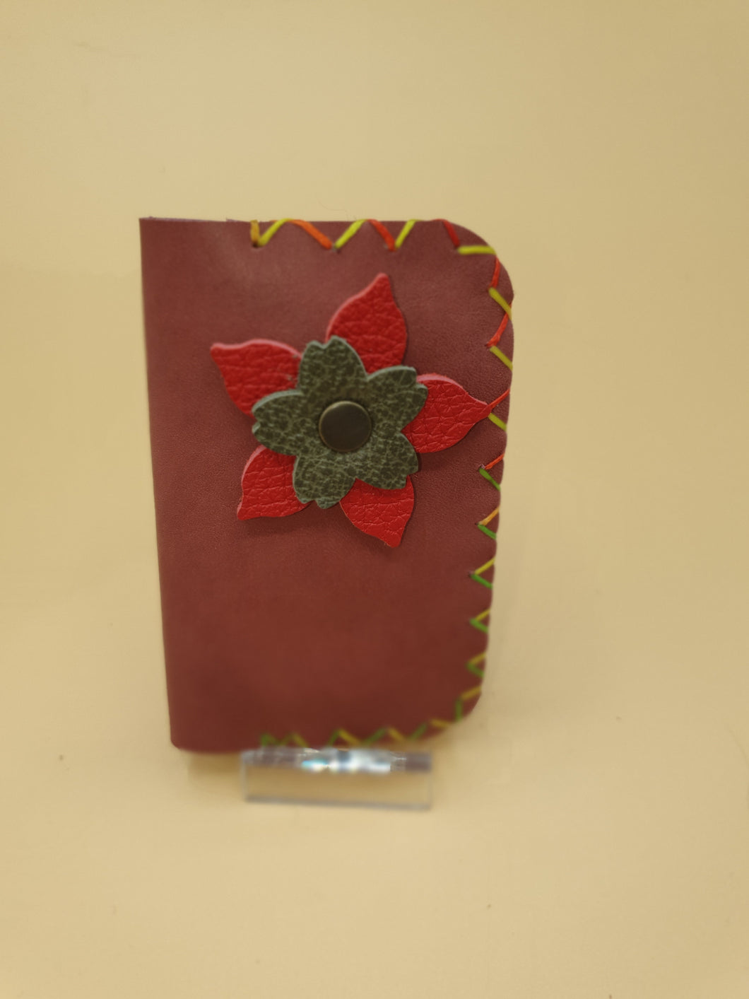 Porte carte artisanal double en cuir vieux rose avec une fleur