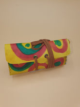Charger l&#39;image dans la galerie, Blague à tabac artisanale en cuir à cercles verts,  jaunes et rouges
