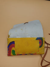 Charger l&#39;image dans la galerie, Blague à tabac artisanale en cuir à cercles cibles multicolores
