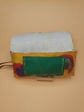 Charger l&#39;image dans la galerie, Blague à tabac artisanale en cuir à spirales multicolores
