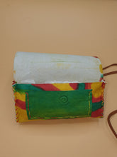 Charger l&#39;image dans la galerie, Blague à tabac artisanale en cuir à courbes vertes, jaunes et rouges
