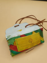 Charger l&#39;image dans la galerie, Blague à tabac artisanale en cuir à traits verts, jaunes et rouges
