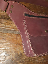 Charger l&#39;image dans la galerie, Sac ceinture carré artisanal en cuir pull-up bourgogne
