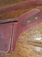 Charger l&#39;image dans la galerie, Sac ceinture carré artisanal en cuir pull-up bourgogne
