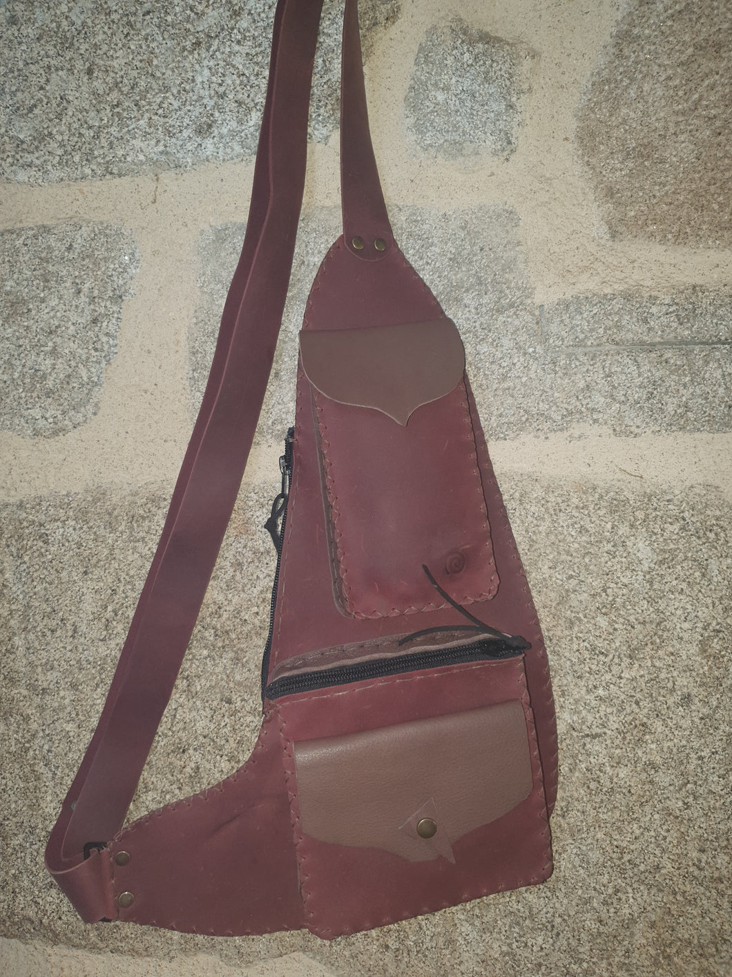 Sac ventral artisanal en cuir bicolore bordeaux pull-up et marron foncé