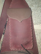 Charger l&#39;image dans la galerie, Sac ventral artisanal en cuir bicolore bordeaux pull-up et marron foncé

